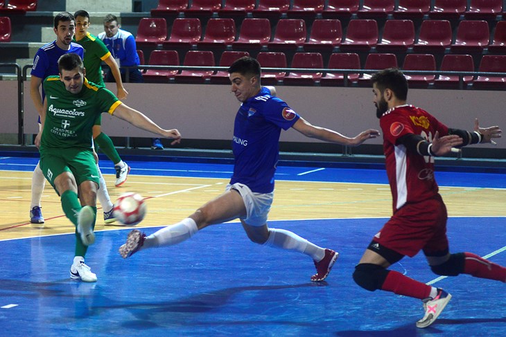 Udarac Manola Bilića (Futsal Pula) brane Dean Moravac i golman Aleksandar Glavonjić(Snimio Dejan Štifanić)